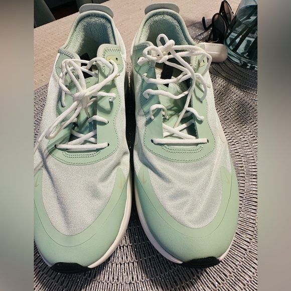 Nike Air Max Dia Pistachio Size 9 - Picture 1 of 8